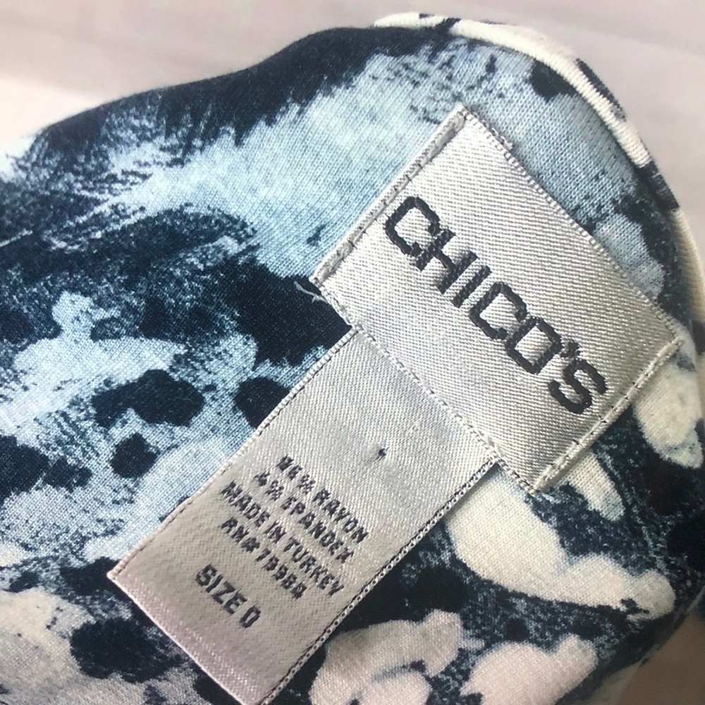 Chico's Teal, Black & White Abstract Long Sleeve V-Neck Top - Picture 4 of 4